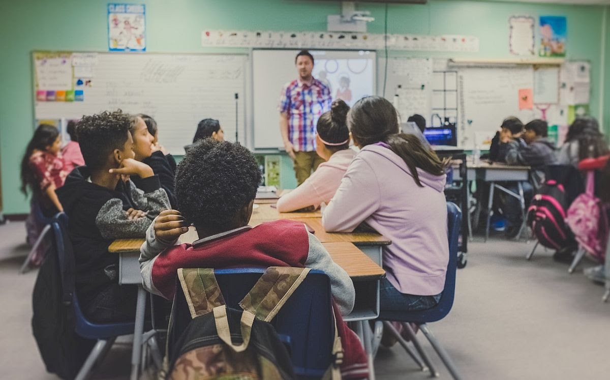 teacher in front of a 2nd grade classroom; online tools concept