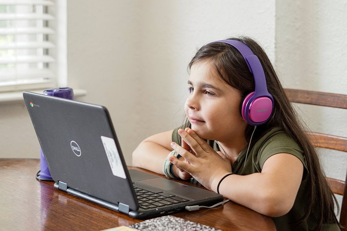 4 students in a computer lab with their teacher; incorporate screen-based learning with in-person learning concept